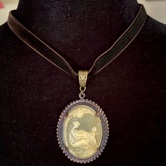 Vintage Cameo Set in Ox Purple Brass Choker Necklace - Picture 8 of 15
